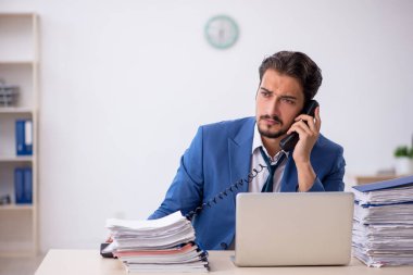 Genç işadamı işyerinde aşırı çalışmaktan memnun değil.