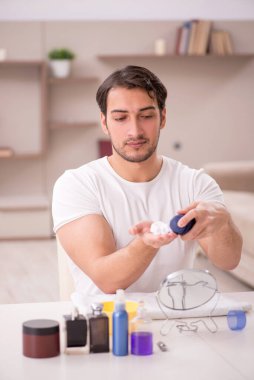 genç adam, evde tıraş