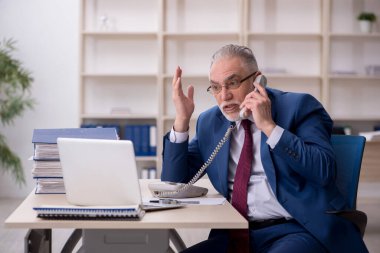 Eski çalışanım ve ofiste çok işim var.