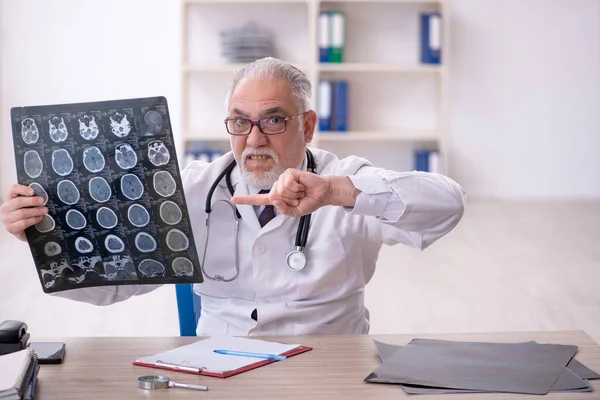 Old Doctor Radiologist Working Clinic — Stock Photo, Image