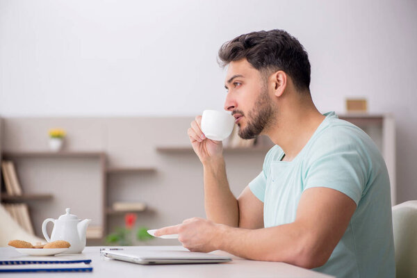 Молодой фрилансер работает из дома во время пандемии