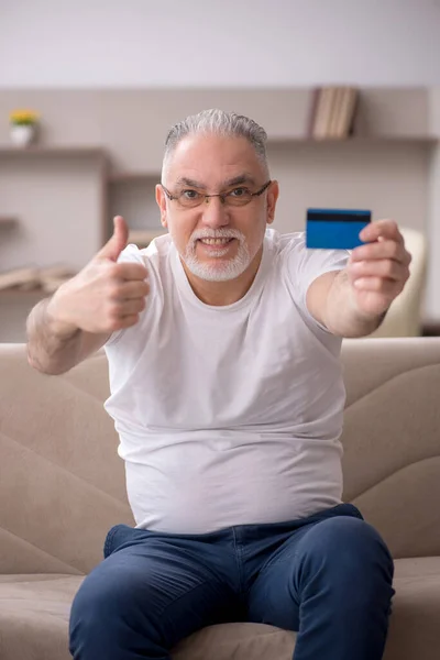 Velho Segurando Cartão Crédito Casa — Fotografia de Stock