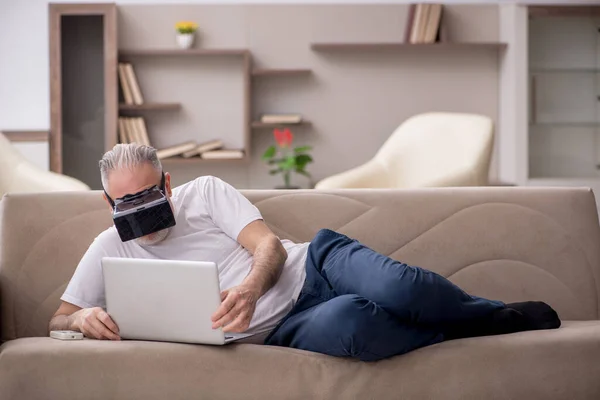 Åldrad Man Njuter Virtuella Glasögon Hemma — Stockfoto