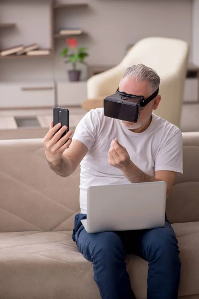 Aged Man Enjoying Virtual Glasses Home — Stock Photo, Image