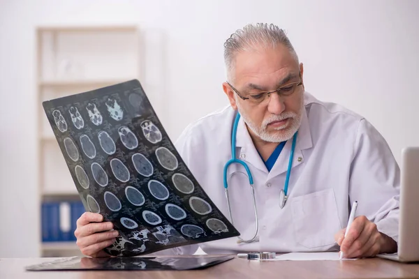 Velho Médico Radiologista Que Trabalha Clínica — Fotografia de Stock