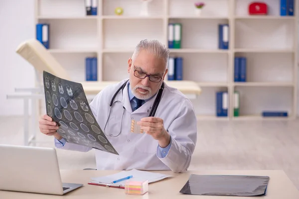 Hastanede Çalışan Yaşlı Bir Erkek Radyoloji Uzmanı — Stok fotoğraf