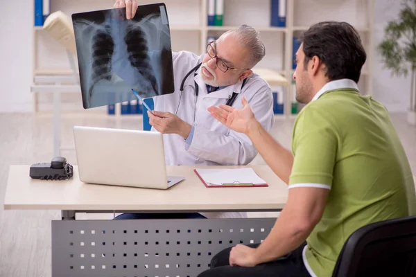 Ung Patient Besöker Gamla Läkare Radiolog — Stockfoto