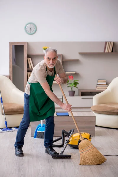 古い請負業者が家を掃除する — ストック写真