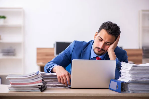 Jovem Empresário Empregado Infeliz Com Excesso Trabalho Local Trabalho — Fotografia de Stock