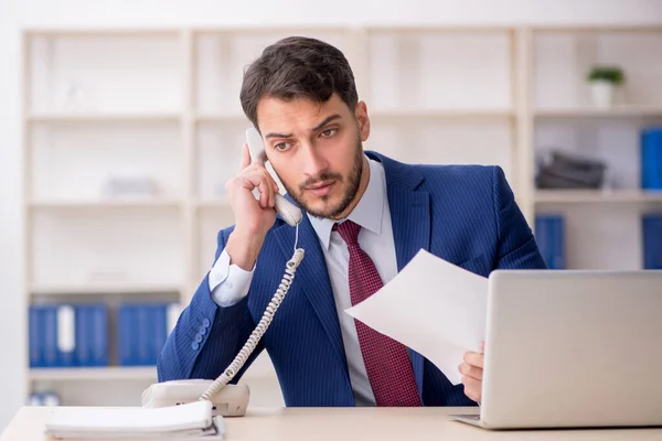 Young Employee Speaking Phone Workplace — Stock Photo, Image