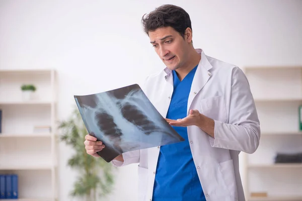 Молодой Врач Рентгенолог Работает Больнице — стоковое фото