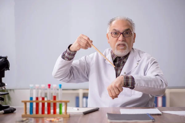 Старий Вчитель Хімік Сидить Класі — стокове фото