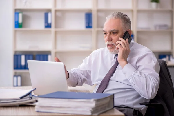 Old Employee Speaking Phone Workplace — Stock fotografie