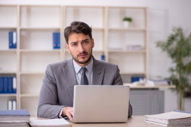 İş yerinde çalışan genç bir çalışan.