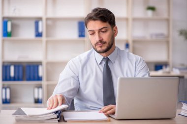 İş yerinde çalışan genç bir çalışan.