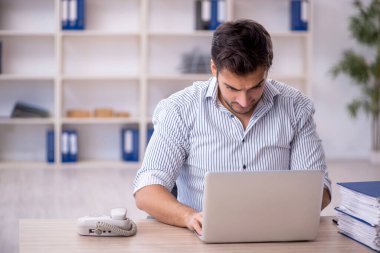 İş yerinde çalışan genç bir işadamı