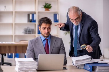 İş yerinde çalışan iki erkek arkadaş.