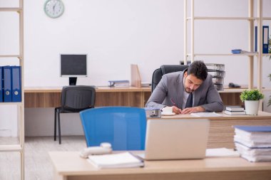 Ofiste çalışan genç işadamı.