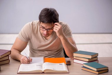 Sınıfta oturan genç öğrenci.