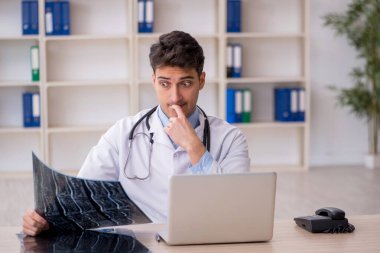 Klinikte çalışan genç bir radyolog.