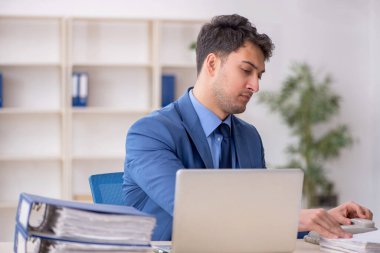 İş yerinde çalışan genç bir çalışan.