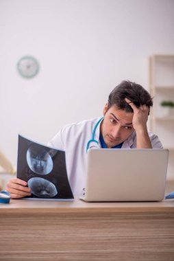 Hastanede çalışan genç doktor radyoloji uzmanı.