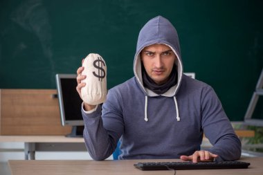 Sınıfta oturan genç hacker.