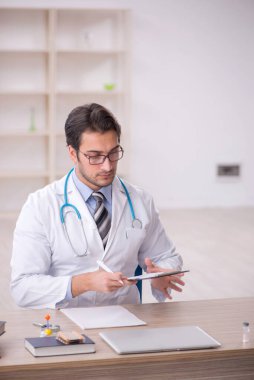 Hastanede çalışan genç bir doktor.