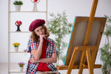 Genç kız öğrenci evde resim yapmaktan hoşlanıyor.