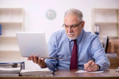 İş yerinde çalışan eski patron.