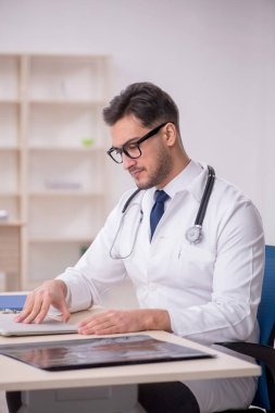 Teletıp konseptinde genç doktor