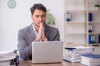 Genç çalışan işyerinde oturuyor.