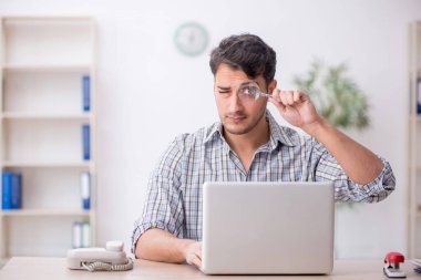 Ofiste çalışan genç bir çalışan.