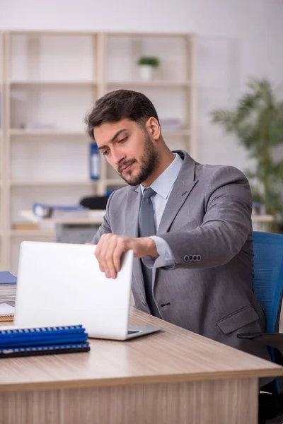 Ung Anställd Som Arbetar Arbetsplatsen — Stockfoto