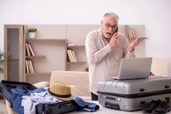 Aged Man Preparing Trip Home — Stock Photo, Image