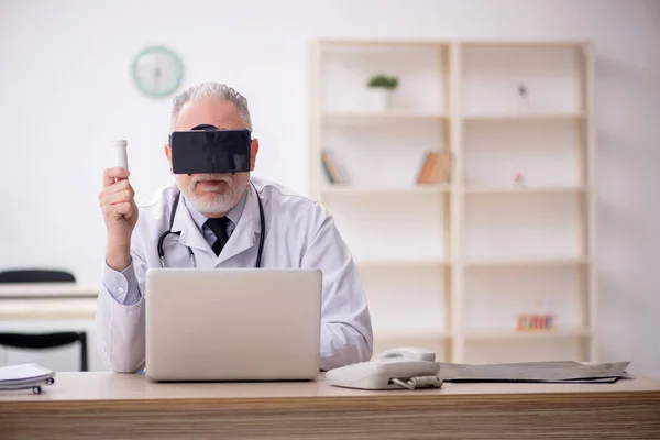 Old Doctor Wearing Virtual Glasses Hospital — Stok fotoğraf