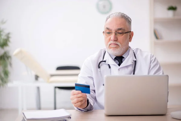 Old Doctor Remuneration Concept — Stock Photo, Image