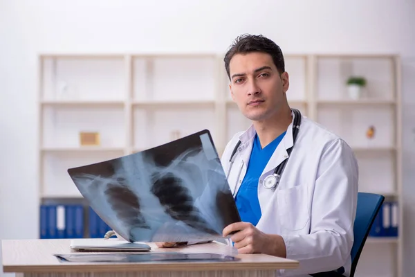 Hastanede Çalışan Genç Doktor Radyoloji Uzmanı — Stok fotoğraf