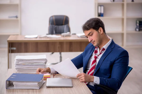 Ung Affärsman Anställd Och För Mycket Arbete Kontoret — Stockfoto