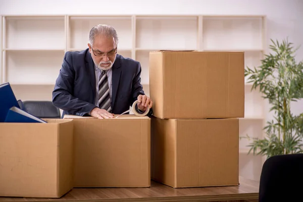 Old Businessman Employee Office Relocation Concept — Stock Photo, Image