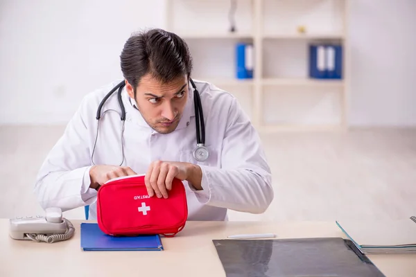 Jovem Médico Paramédico Segurando Saco Primeiros Socorros — Fotografia de Stock