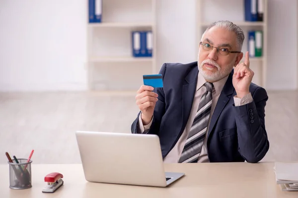 Velho Chefe Empregado Segurando Cartão Crédito — Fotografia de Stock