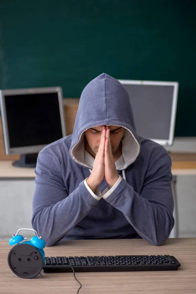 教室に座ってる若いハッカー — ストック写真