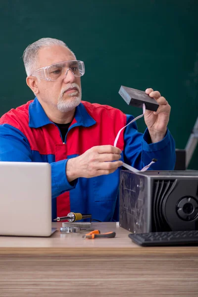 Παλιός Τεχνίτης Επισκευάζει Υπολογιστές Στην Τάξη — Φωτογραφία Αρχείου