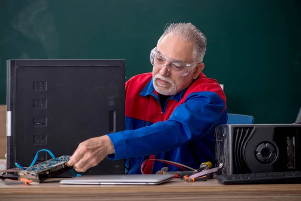 Старый Мужчина Ремонтник Чинит Компьютеры Классе — стоковое фото