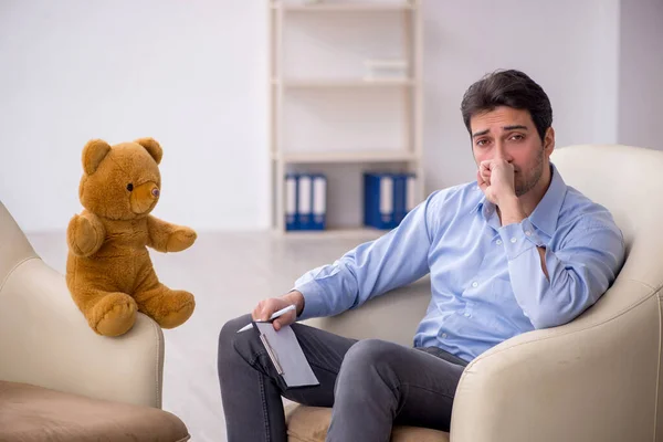 Jovem Psicólogo Reunião Com Urso Brinquedo — Fotografia de Stock