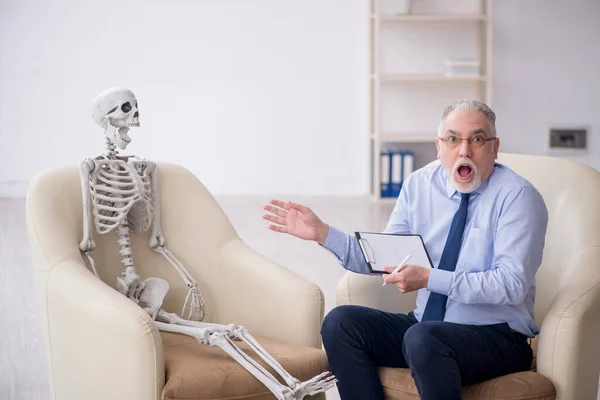 Oude Psycholoog Ontmoeting Met Skelet — Stockfoto