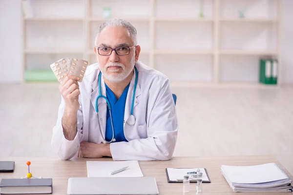 Old Doctor Suggesting Pills Clinic — Stock Photo, Image