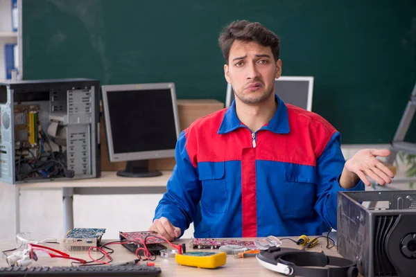 修理教室里计算机的年轻修理工 — 图库照片
