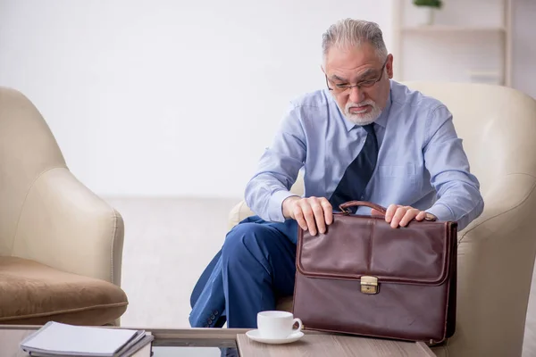 Viejo Jefe Masculino Esperando Una Reunión Negocios — Foto de Stock